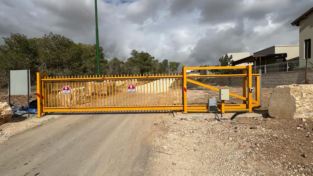 שערים קונזוליים, שער קונלזילי, שער נגלל ליישוב, אלטרון